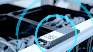 Mit stationären Ankern und mobile Tags können Materialflusskomponenten präzise nachverfolgt werden. (Kinexon)