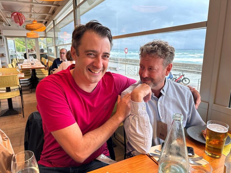 Mit seinem englischem Humor bekommt Stuart Richardson (l.) seinen amerikanischen Kollegen Chris Artem (UAG) immer zum Lachen. (Bild: Vogel IT-Medien GmbH)