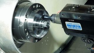 Mit dem Stoßaggregat ist die Komplettbearbeitung von Werkstücken in nur einer Aufspannung auf der Drehmaschine möglich. (Bild: Benz)