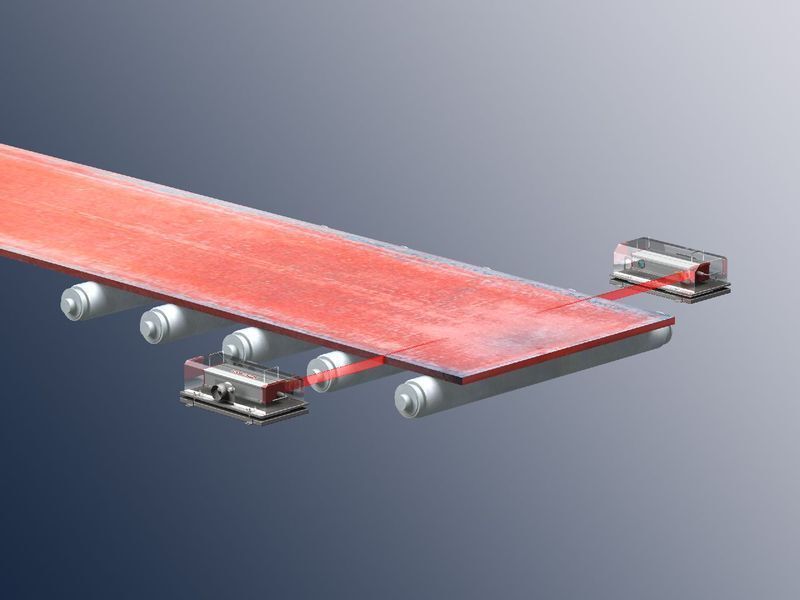 Infografik 3: Zwei zusätzliche Sensoren, neben dem Sensor für die Breitenmessung, erlauben eine exakte Messung, sogar wenn die Brammen gekippt oder schräg durch die Messeinrichtung rollen.  (Bild: LAP Laser)