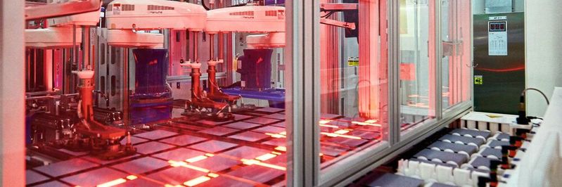 Tandem-Solarzellen: Das Forschungsprojekt PEPPERONI soll den Weg für eine europäische Massenproduktion von Perowskit/Silizium-Tandem-Solarzellen ebnen. Eine Pilotlinie wird in Thalheim, Deutschland, errichtet werden. Tandem-Solarzellen: Das Forschungsprojekt PEPPERONI soll den Weg für eine europäische Massenproduktion von Perowskit/Silizium-Tandem-Solarzellen ebnen. Eine Pilotlinie wird in Thalheim, Deutschland, errichtet werden.