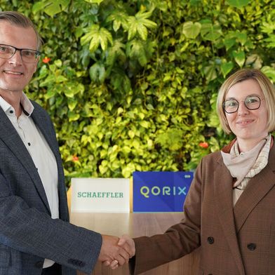 Gerd Winkler, Leiter Strategie softwaredefinierte Fahrzeuge, Business Unit Vehicle & Battery Controls, Schaeffler AG, und Caroline Pastjan, Vice President Revenue, Qorix, besiegeln die strategische Partnerschaft zwischen beiden Unternehmen. (Bild: Schaeffler)
