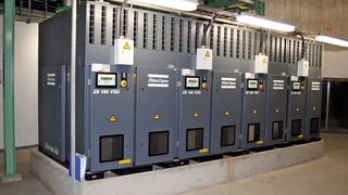 Vier ZB-Niederdruck-Turbokompressoren stellen den Sauerstoffbedarf der neuen Kaskadenbecken in der Currenta-Kläranlage in Leverkusen sicher.  (Bild: Atlas Copco)