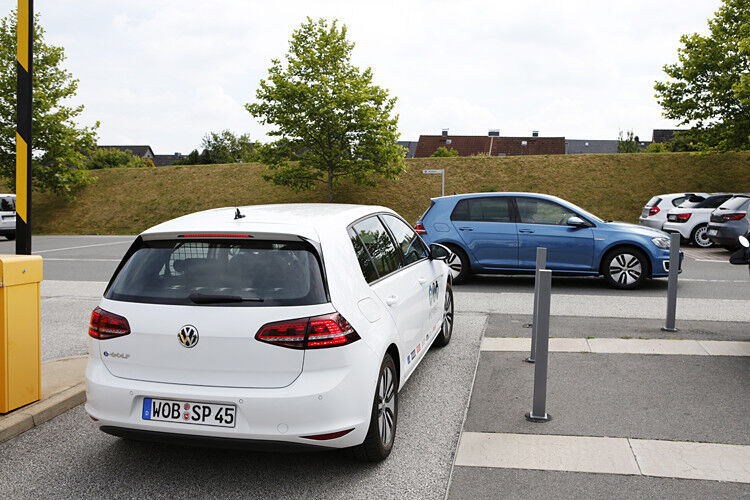 Noch ist das „V-Charge“-System als automatisiertes Fahren jenseits der juristischen Zulässigkeitsgrenze. (Foto: VW)