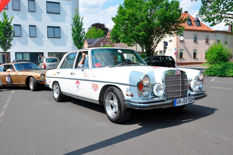 Im Mercedes 280 SE aus dem Jahr 1971 startete Harry Utesch, Autohändler aus Fellbach. (Grimm)