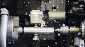 Die Legierung 2033 ist eine bleifreie, hochzerspanbare Aluminiumlegierung für Hochgeschwindigkeitsbearbeitung, entwickelt als nachhaltige Alternative zur klassischen Automatenlegierung 2011. (Bild: Eural Gnutti)