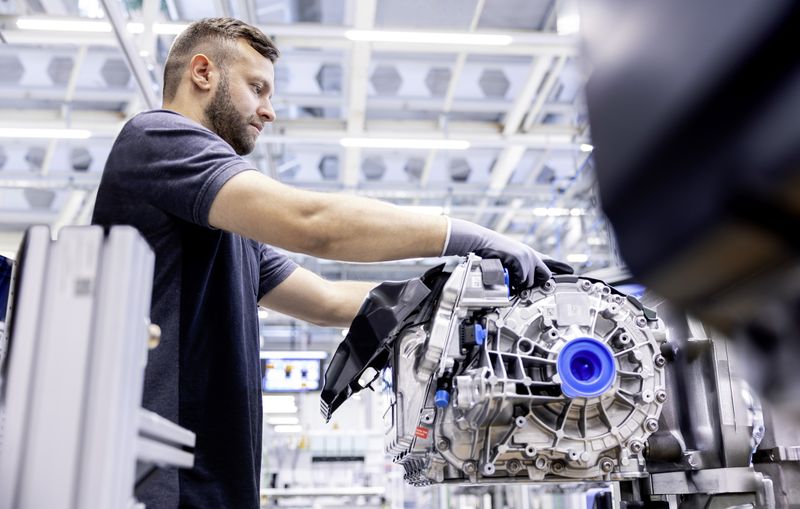 Im Werk Untertürkheim entstehen die elektrischen Antriebseinheiten für den neuen CLA. (Bild: Mercedes-Benz)