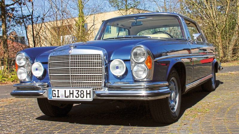 Als das S-Klasse-Coupé 1970 die Sindelfinger Werkshallen verließ, wirkte es bereits wie aus der Zeit gefallen: ein Manufakturauto, das noch nicht zum Leichtbau verurteilt war, sondern in Chrom, Edelholz und Leder schwelgen durfte. Die Formensprache folgt noch dem subtilen Stil der späten Fünfzigerjahre, aber der Reihensechszylinder mit 160 PS lässt das Herrenfahrer-Coupé noch heute souverän im Verkehr mitschwimmen. Die Kombination aus blauem Metalliclack und weißem Leder war schon damals selten – und ist heute ein besonderer Blickfang. Dieser ganz besondere Stern wurde gespendet von Dr. Sebastian Fetscher. (Bild: Lebenshilfe Gießen)
