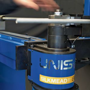 Bild 1: Durch ihre Biegetechnik ist die Maschine für die Produktion von hochpräzisen Kleinserien- oder Musterrohrteilen geeignet.