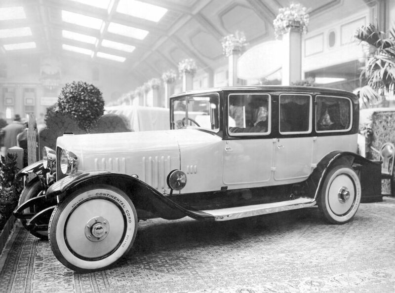 Deutsche Automobil-Ausstellung in Berlin, 1921: Die Maybach-Motorenbau GmbH präsentiert ihr erstes Automobil, einen Maybach W 3. Die Karosserie stammt von Auer aus Cannstatt. (Mercedes-Benz AG)