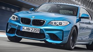 Der M2 will die Messlatte in Sachen Fahrdynamik im Segment der kompakten Hochleistungssportler höher legen. (Foto: BMW)