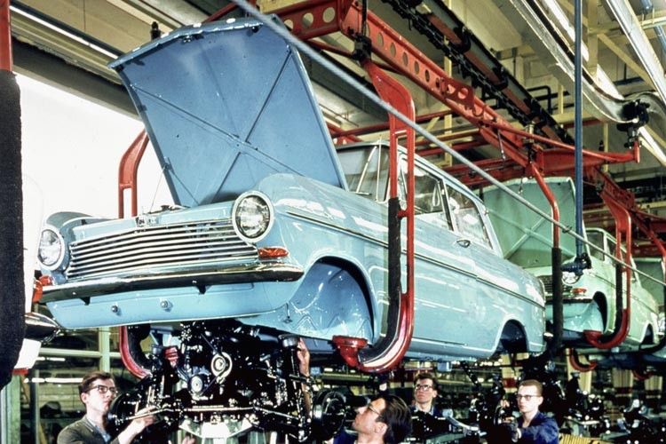 Damals noch modern: Im Opel-Werk Bochum lief ab 1962 der Kadett A vom Band. (Foto: Opel)