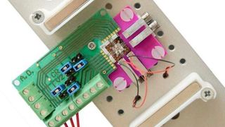 Der winzige Sensor-Chip mit einem Durchmesser von weniger als einem Zehntelmillimeter soll Rasterkraftmikroskope verbessern und könnte vielleicht auch Roboter mit hochsensiblem Fingerspitzengefühl ausstatten. (TU Wien)