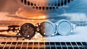 Im Innovationslabor in Frauenfeld durchlaufen Baumer Sensoren während der Entwicklung strenge Tests. Zunächst simuliert Baumer die Alterungseffekte der Sensoren, zum Beispiel durch Temperaturschocks (Bildmontage). Erst im Anschluss daran folgen die Dichtigkeitstests, um höchste Robustheit über die gesamte Lebensspanne zu gewährleisten. (Bild: Baumer)