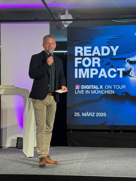 Moderator Tom Meiler führte gewohnt souverän und kurzweilig die Zuhörer durch den Tag. (Bild: Vogel IT-Medien GmbH)