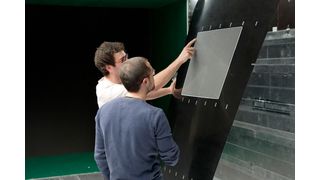 Lajos Fohlmeister (links) und Jan Kube begutachten das eingebaute Absaugpaneel.  (Bild: Hendrik Traub/TU Braunschweig)