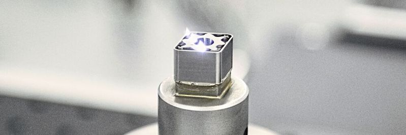 Beim Laser-Abtragen mit dem Femtosekundenlaser wird kaum Wärme in das Werkstück eingebracht und es kann nahezu jedes Material bearbeitet werden. (Bild:  KLM Microlaser)