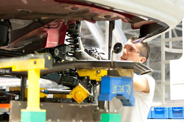 ...bevor bei der sogenannten Hochzeit die Karosserie mit dem Fahrwerk und Antriebsstrang verbunden wird. (Foto: Kia)