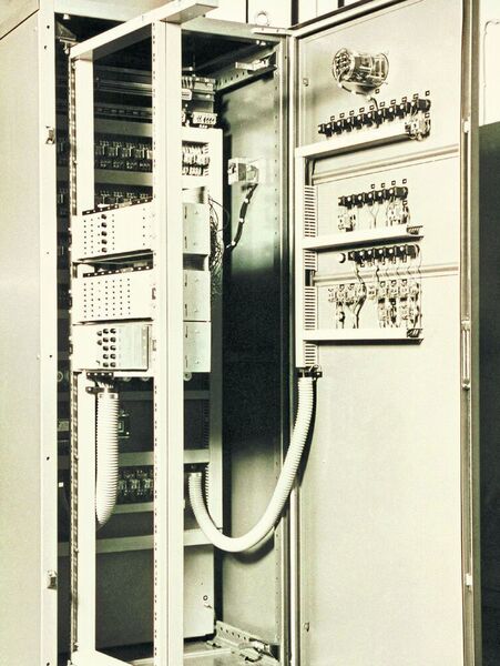1969: Rittal RS – der erste modulare Reihenschaltschrank: Um individuelle Kundenwünsche mit den Vorteilen der Serienfertigung erfüllen zu können, wird der Reihenschaltschrank RS eingeführt. (Rittal)