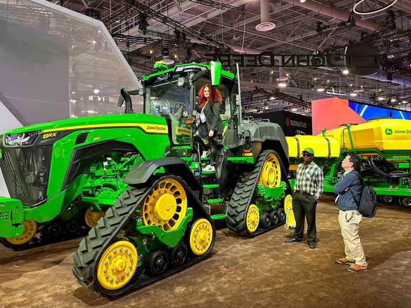 Schon sehr imposant, in so einem Traktor zu sitzen. (Bild: Vogel IT-Medien )