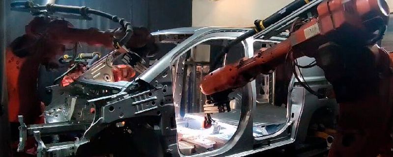 DGH entwickelte ein automatisiertes System zur Inspektion von Schweißverbindungen mit Kameras und Beleuchtung, die auf Robotern montiert sind.(Bild:  DGH)