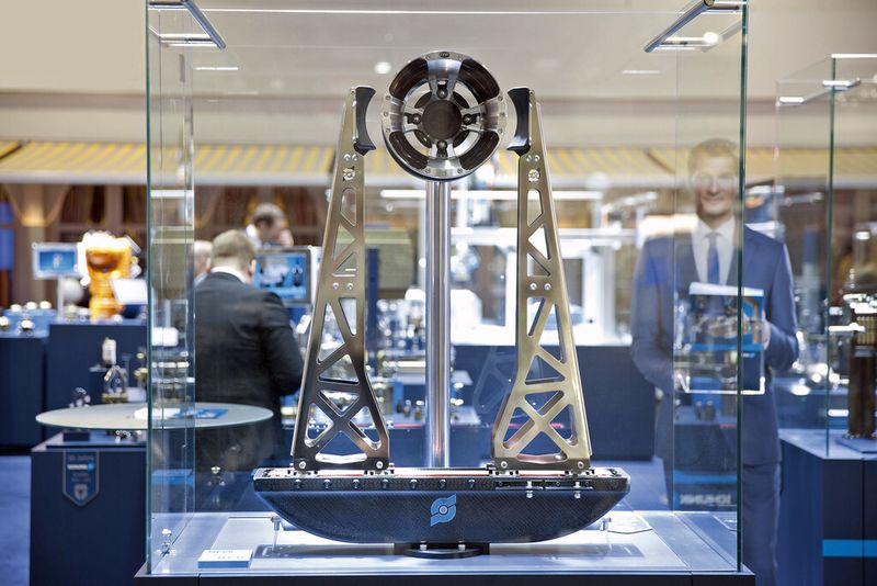 Weltpremiere: Schunk präsentierte auf der Hannover-Messe den ersten standardisierten Leichtbaugreifer aus CFK. (Bild: Schunk)