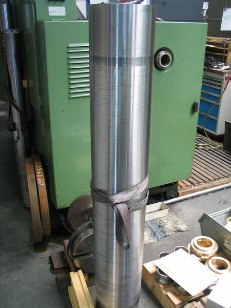 Dünnwandige (8 mm) Pinolenrohre mit 234 mm Durchmesser und 1560 mm Länge werden innen 650 mm tief ausgedreht.  (Bild: Kuttkat)