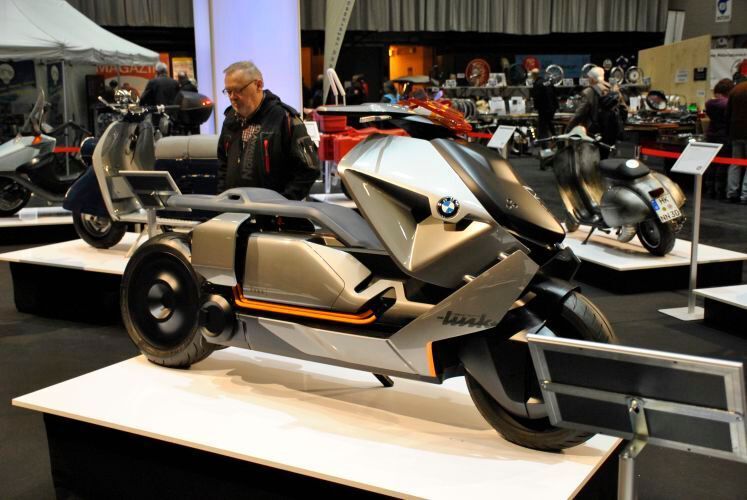 Wird noch eine Weile dauern, bis es ein Klassiker ist. Aber dennoch toll anzusehen: Die von BMW beim „Concorso d'Eleganza“ 2017 vorgestellte Concept Link. (Dominsky/»kfz-betrieb«)