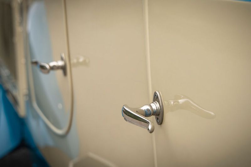 Die Türgriffe würden sich auch gut an einer betagten Wohnungstür machen. (Bild: Rolls-Royce)