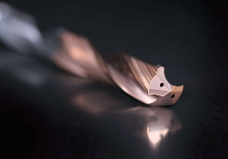 Die Hartbohrer aus der NSBH-Serie sind im Durchmesserbereich 2 bis 12 Millimeter und in Nutzlängen von 5 bis 30xD erhältlich. Die aufgetragene ATH-Beschichtung ermöglicht das Bohren in gehärteten Stählen bis 60 HRC, in H7-Toleranz. (Bild: Moldino Tool Engineering Europe GmbH)