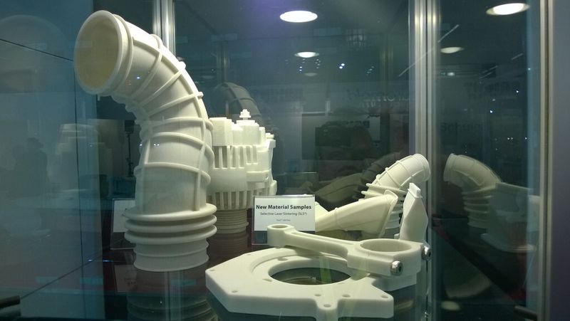 Bauteile aus glasfasergefülltem Kunststoff von 3D Systems. Additiv gefertigt im Selektiven Lasersintern. (Bild: D.Quitter, konstruktionspraxis)