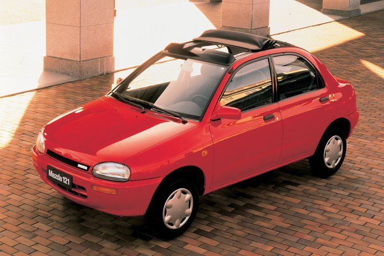 Die von Anfang 1988 bis Frühjahr 1991 gebaute und DA genannte erste Generation des 121 war ein gemeinsames Projekt mit Ford und Kia, wobei der Mazda dem Kia Pride und dem Ford Festiva glich. Beliebt war das elektrische Stoff-Faltdach, das sogenannte Canvas Top. Erhältlich war der 121 mit einem 1,1- bzw. 1,3-l-Motor mit 42 bzw. 44 kW. (Mazda)