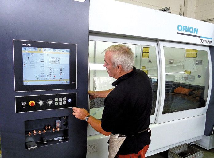 Bei Texpa hat man sich vor etwa einem Jahr für eine eigene Blechverarbeitung entschieden. Eigens für die Blechzuschnitte wurde in eine Laserflachbettmaschine Orion 3015 Plus des belgischen Maschinenbauers LVD investiert. Die Bedienung über einen Touchscreen ist sehr einfach. (Bild: Kuhn)