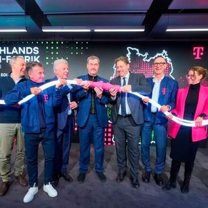 Historischer Moment in München: Umrahmt von T-Systems CEO Ferri Abolhassan (3.v.l.) und Telekom-Chef Tim Höttges (3.v.r.) nehmen Dieter Reiter (OB München), Markus Söder (Ministerpräsident Bayern) und Lars Klingbeil (Bundesfinanzminister) Deutschlands erste KI-Fabrik ans Netz. (Bild:  Deutsche Telekom AG / Cindy Albrecht / Robert Dieth)