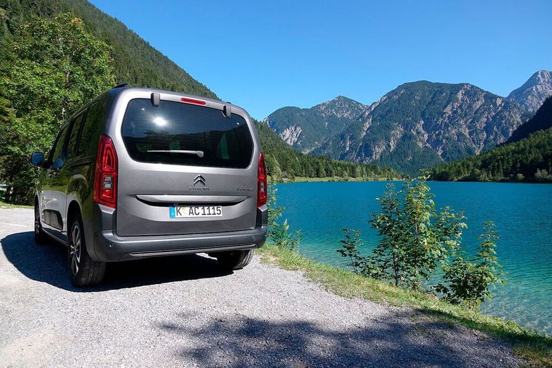 Die kastenartige Grundform des Berlingo zeigt sich hinten am deutlichsten. (Jan Rosenow/»kfz-betrieb«)