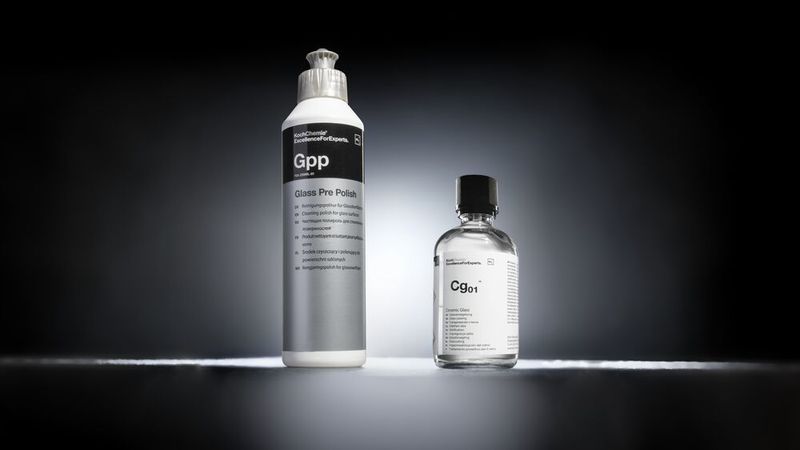 Nach der Vorbehandlung mit der Reinigungspolitur wird die Versiegelung Ceramic Glass Cg0.01 aufgetragen. (Bild: Koch-Chemie)