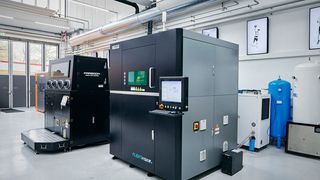 Der neue Farsoon-3D-Drucker bei „1zu1scale“ verschafft den Dornbirnern zusammen mit der neue Senkerodiermaschine von OPS Ingersoll rund 25 Prozent mehr Kapazität für Kundenprojekte. (Bild: D. Todorovic / „1zu1scale“)