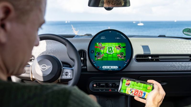 Der neue Mini wird zur Spielekonsole. Im geparkten Fahrzeug kann jetzt eine Uno Car Party mit bis zu vier Personen steigen.(Bild:  Bernhard Filser)