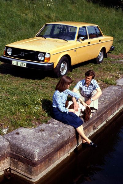Der Volvo 240 folgte im Sommer 1974 auf den seit Sommer 1966 gebauten Volvo 140 und wurde bis Frühjahr 1993 gebaut, also fast 19 Jahre lang. Bei der Konzipierung flossen Erfahrungen aus dem Volvo Safety-Car VESC maßgeblich ein. Während der Bauzeit wurde die Modellreihe ständig weiterentwickelt und verfeinert. Der 240 überdauerte den ursprünglich als Nachfolger geplanten Volvo 740 um rund ein Jahr.  (Bild: Volvo)