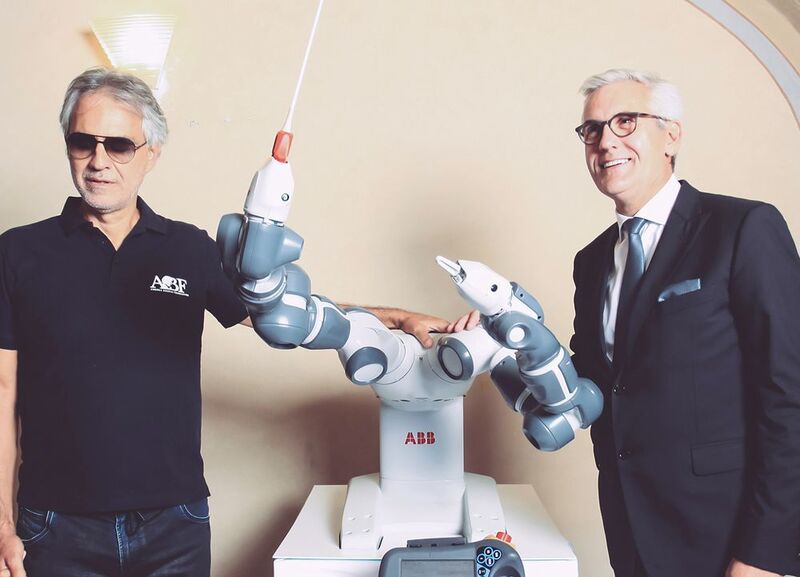Yumi zeigte in seinem einzigartigen Auftritt auf dem ersten Internationalen Roboter-Festival, was passiert, wenn fortschrittliche Roboter und Kunst aufeinandertreffen. (ABB)