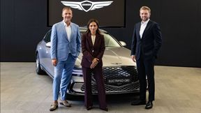 V.l.: Cyril von Recum (Geschäftsführer Euler Group), Sabrina Demir (Head of Sales, Genesis Motor Deutschland), Florenz Fiebig (Geschäftsführer, Flagship-Store).   (Bild: Genesis)