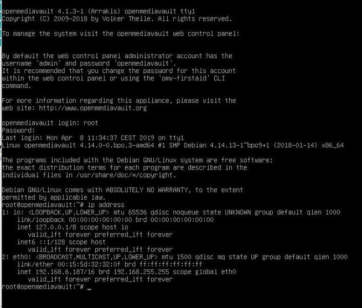 An der Konsole kann nach der Anmeldung mit dem Benutzer „root“ auch direkt mit Debian-Linux gearbeitet werden.  (OpenMediaVault)