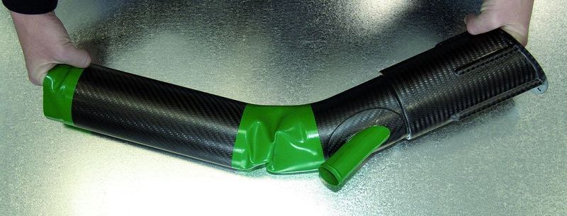Bild 4: Bei diesem CFK-Luftführungskanal ist das Mittelstück Elastomer (grün) hergestellt. Dadurch wird im Motorraum von Automobilen eine Schwingungsentkopplung erreicht. Bilder: 1 Kraiburg, 3 Wethje, 4 Wimmer (Archiv: Vogel Business Media)