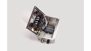 Mittels Fronteinbau, das heißt Bestückung von Komponenten innen auf dem Deckel eines Gehäuses, ist der Aufbau besonders wartungsfreundlicher Ex-Steuerkästen möglich. (R. Stahl)