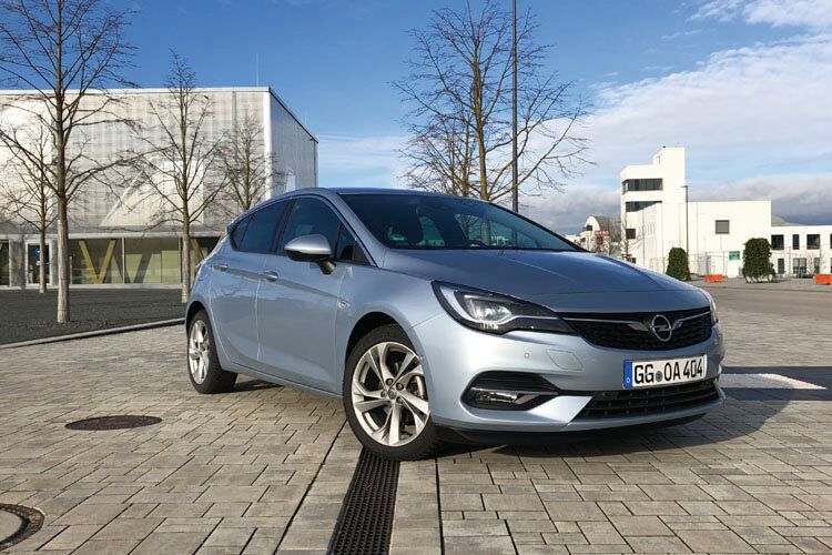 Opel hat seinem Beststeller Astra nach knapp vier Jahren Bauzeit für das Modelljahr 2020 ein Facelift spendiert. (Bild: Seyerlein/»kfz-betrieb«)