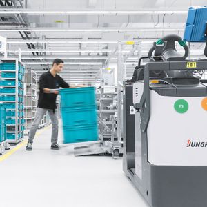 Die Routenzugfahrer können dank Pro-Glove beide Hände zum Be- und Entladen der Behälter zu nutzen und dadurch ergonomischer arbeiten. (Bild:  Festo AG & Co. KG)