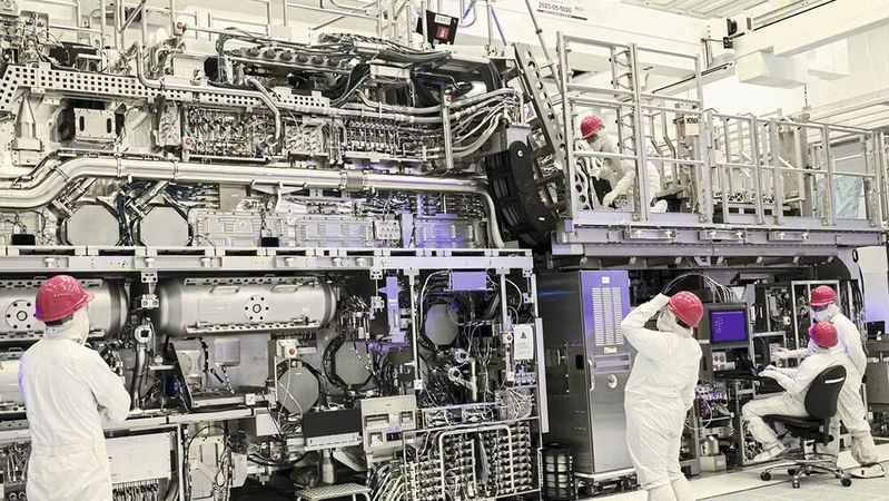 Waferfertigung bei Intel mit einer HIGH-NA-EUV-Anlage. Intel Foundry hat den Start der Risikoproduktion für den iterativ verbessrte Fertigungsprozess 18A-P angekündigt. Dieser soll nach Unternehmensangaben höhere Leistung, verbesserte thermische Eigenschaften sowie Kompatibilität mit den Designregeln von Intel 18A bieten.(Bild:  Intel)