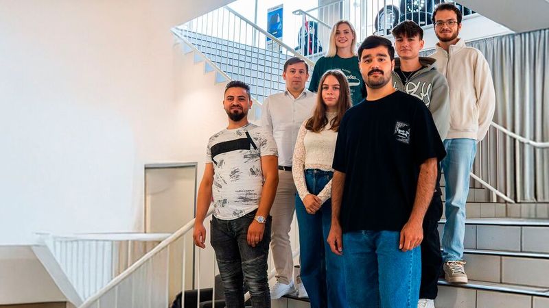 Das Motor Center Heinen begrüßte diesmal sieben neue Auszubildende. Unter den Berufsanfängerinnen und -anfängern starten sechs Kfz-Mechatroniker und ein Automobilkaufmann in das neue Ausbildungsjahr 2025. Für das kommende Ausbildungsjahr hat Motor Center Heinen bereits das Bewerbungsverfahren gestartet - ganz nach seinem Motto: 