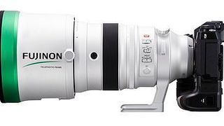 Für das Fujinon-Objektiv XF200mmF2 R LM OIS WR gibt es im Rahmen einer Aktion 600 Euro Cashback. (Fujifilm)