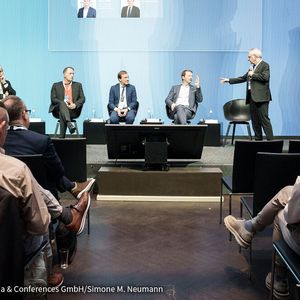 Der erste Tag startete mit wichtigen Impulsen, kritischen Tönen und politischen Debatten. Themen waren u. a. Versorgungssicherheit, Industriepolitik und Vergütungsfragen rund um das Sachkosten-Management. (Bild:  © Wegweiser Media & Conferences GmbH / Simone M. Neumann)